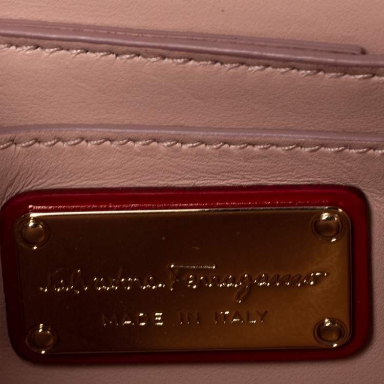مملوكة مسبقًا Salvatore Ferragamo Red Patent Leather Bow Crossbody Bag