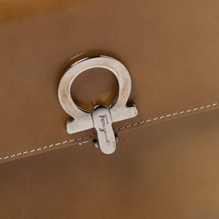 Pre Owned Salvatore Ferragamo Cream Leather Small Gancio Flap Clutch
