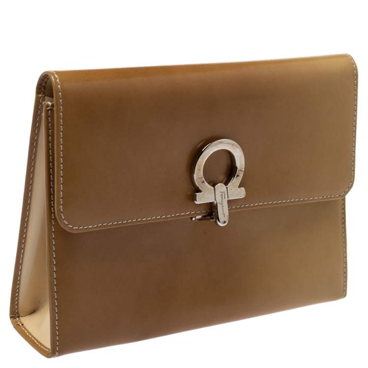 Pre Owned Salvatore Ferragamo Cream Leather Small Gancio Flap Clutch