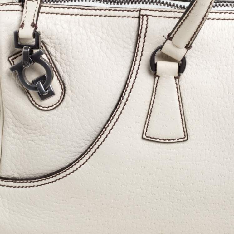 مملوكة مسبقًا Salvatore Ferragamo White Leather Gancio Zip Satchel