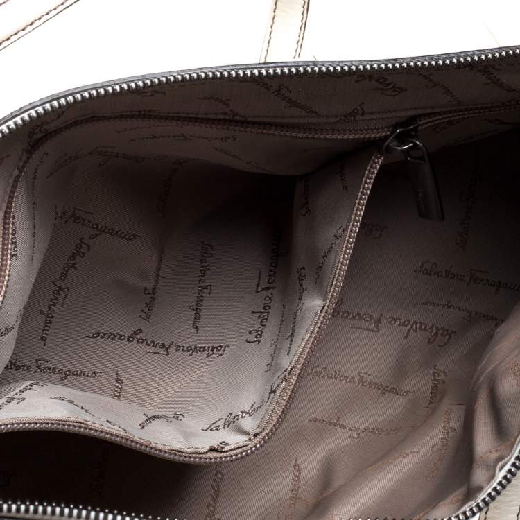 مملوكة مسبقًا Salvatore Ferragamo White Leather Gancio Zip Satchel