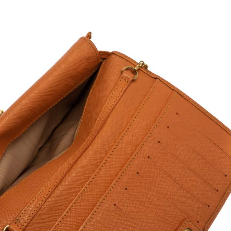 مملوكة مسبقًا Salvatore Ferragamo Orange Leather Miss Vara Wallet On Chain