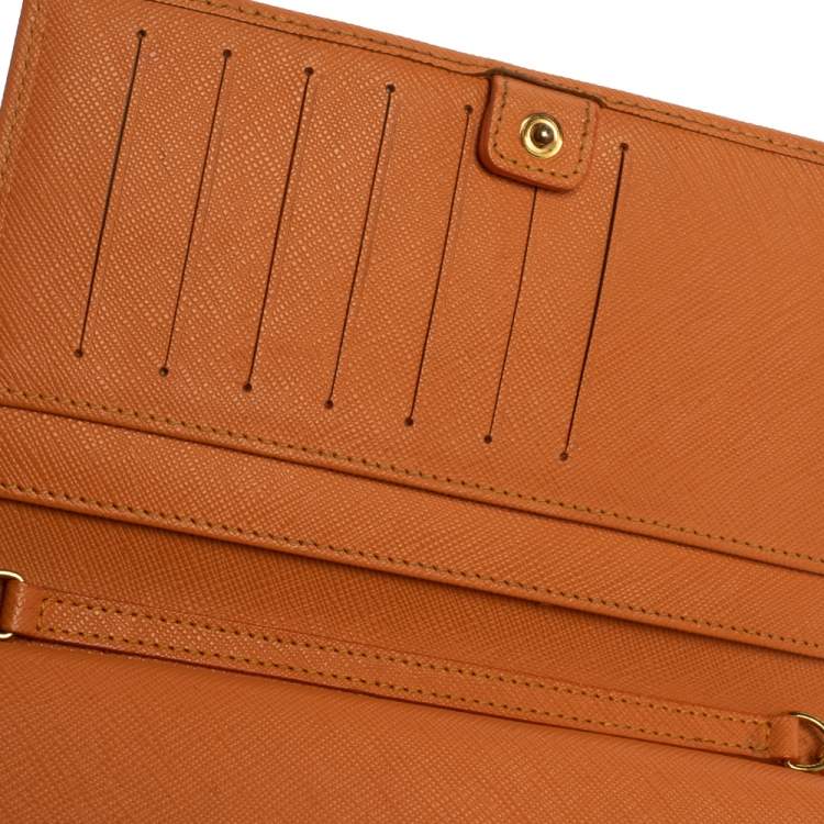 مملوكة مسبقًا Salvatore Ferragamo Orange Leather Miss Vara Wallet On Chain