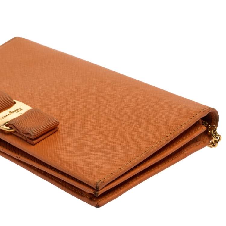 مملوكة مسبقًا Salvatore Ferragamo Orange Leather Miss Vara Wallet On Chain