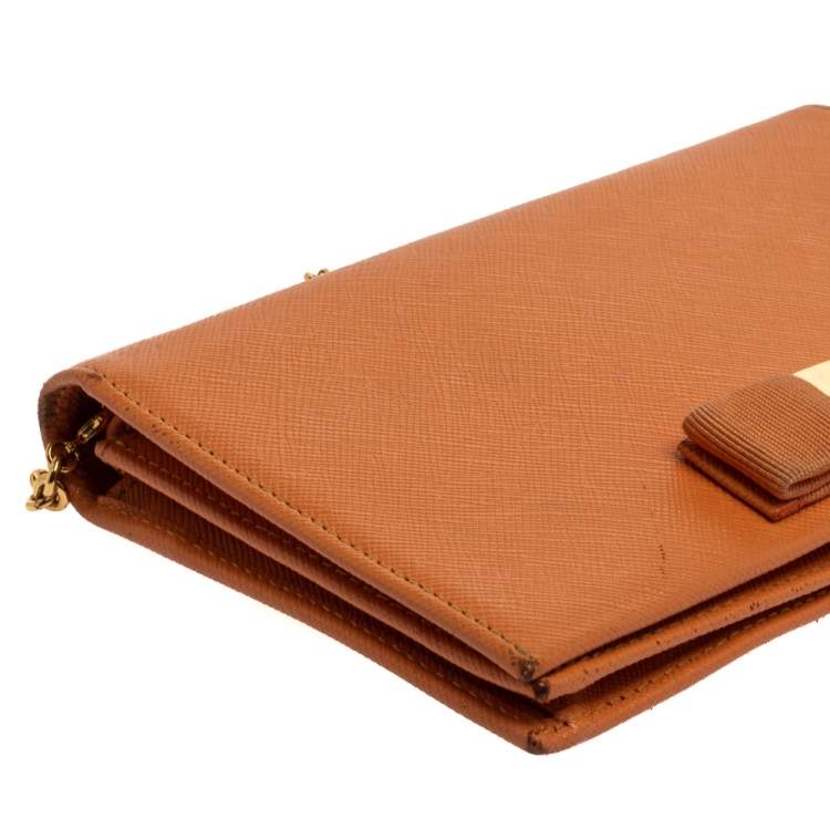 مملوكة مسبقًا Salvatore Ferragamo Orange Leather Miss Vara Wallet On Chain