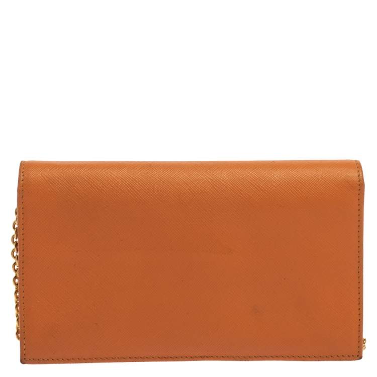 مملوكة مسبقًا Salvatore Ferragamo Orange Leather Miss Vara Wallet On Chain