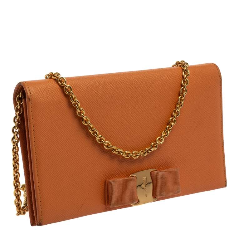 مملوكة مسبقًا Salvatore Ferragamo Orange Leather Miss Vara Wallet On Chain