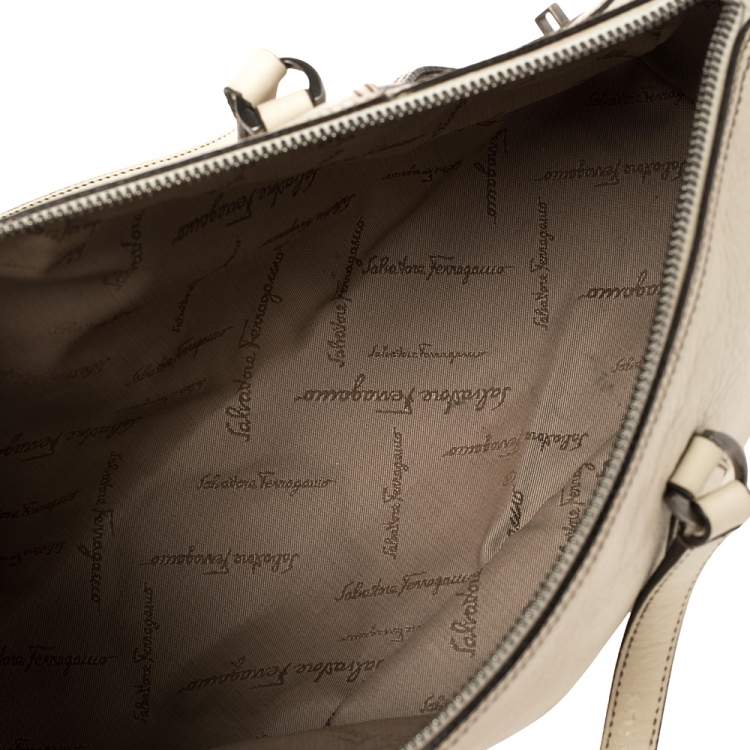 مملوكة مسبقًا Salvatore Ferragamo Cream Leather Gancio Zip Satchel