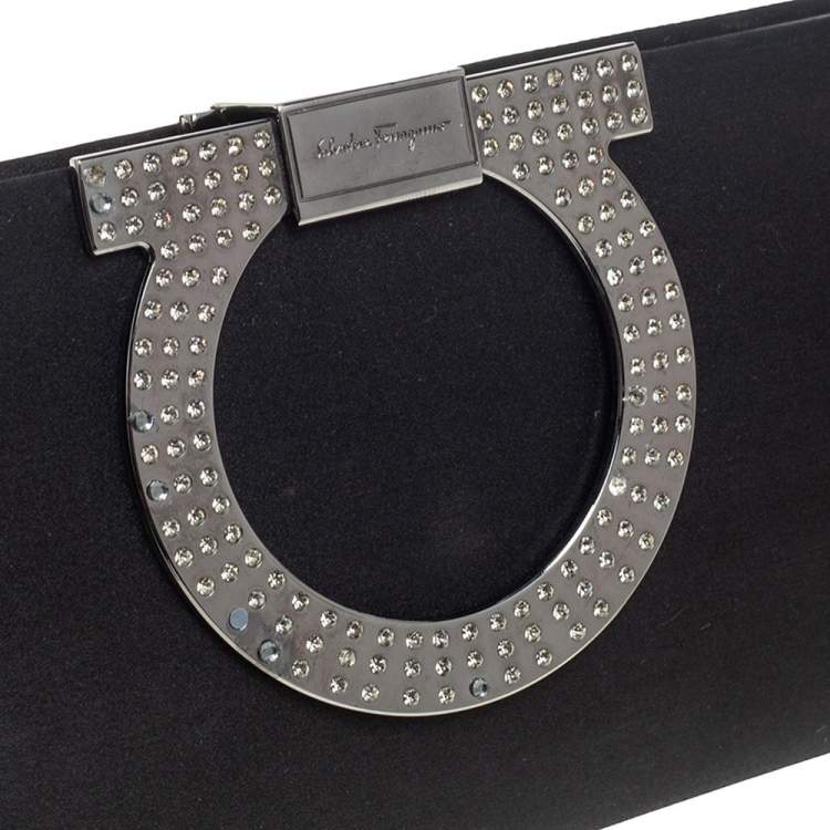 مملوكة مسبقًا Salvatore Ferragamo Black Satin Musa Gancini Clutch
