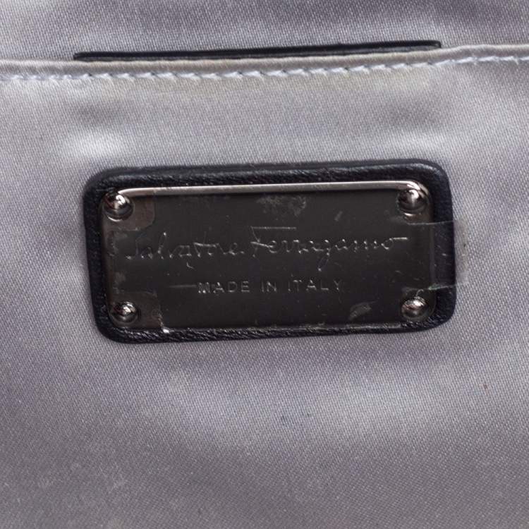 مملوكة مسبقًا Salvatore Ferragamo Black Satin Musa Gancini Clutch