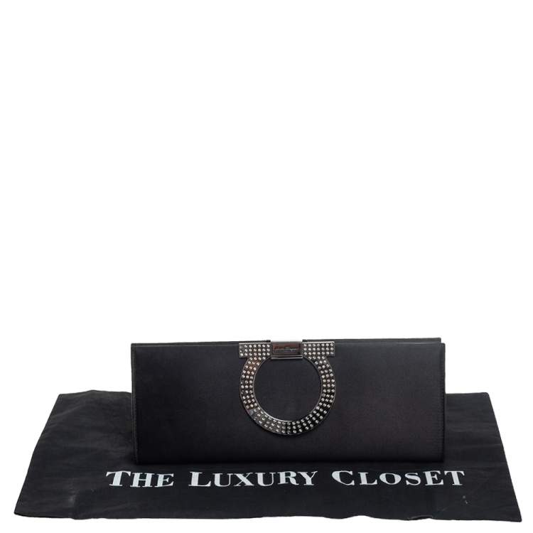 مملوكة مسبقًا Salvatore Ferragamo Black Satin Musa Gancini Clutch