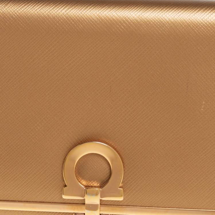 مملوكة مسبقًا Salvatore Ferragamo Gold Leather Gancini Icona Continental Wallet