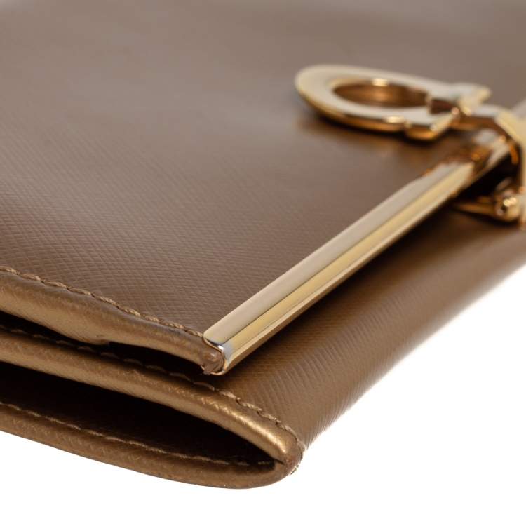 مملوكة مسبقًا Salvatore Ferragamo Gold Leather Gancini Icona Continental Wallet