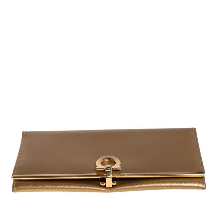 مملوكة مسبقًا Salvatore Ferragamo Gold Leather Gancini Icona Continental Wallet