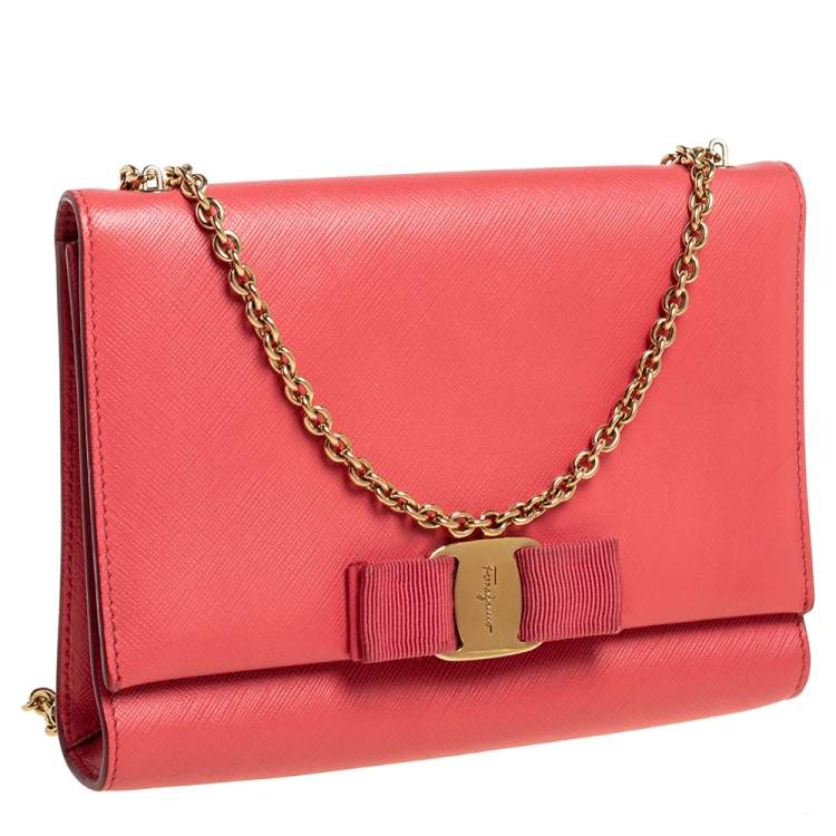 Pre Owned Salvatore Ferragamo Peach Leather Vara Bow Chain Clutch