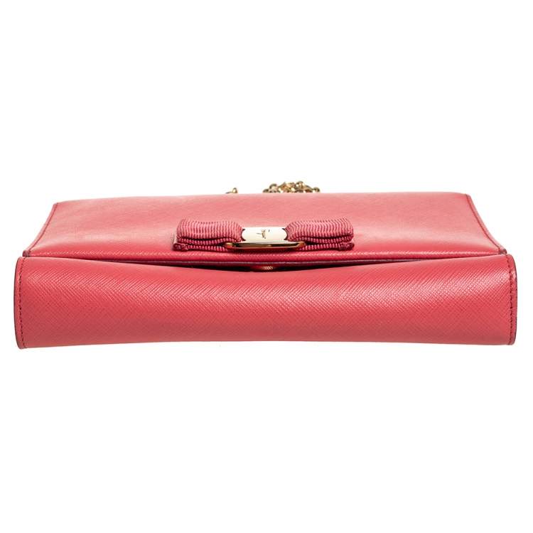 Pre Owned Salvatore Ferragamo Peach Leather Vara Bow Chain Clutch