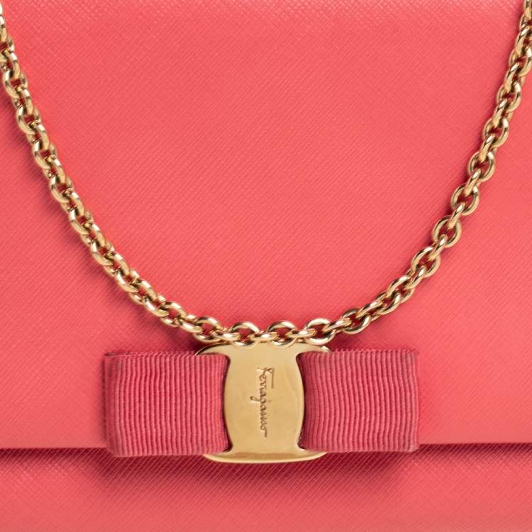Pre Owned Salvatore Ferragamo Peach Leather Vara Bow Chain Clutch