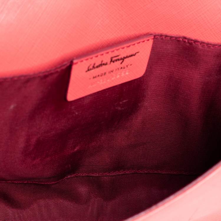 Pre Owned Salvatore Ferragamo Peach Leather Vara Bow Chain Clutch