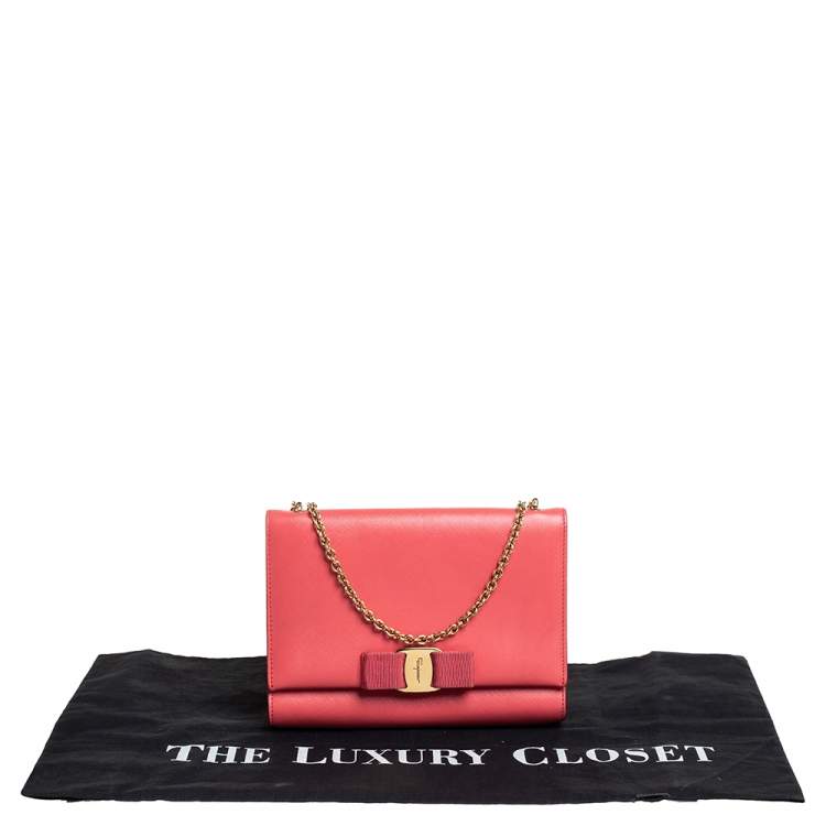 Pre Owned Salvatore Ferragamo Peach Leather Vara Bow Chain Clutch