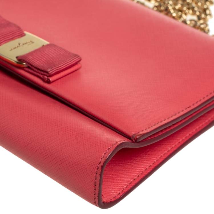 Pre Owned Salvatore Ferragamo Peach Leather Vara Bow Chain Clutch
