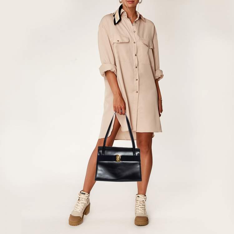 مملوكة مسبقًا Salvatore Ferragamo Navy Blue Leather Vara Bow Flap Shoulder Bag