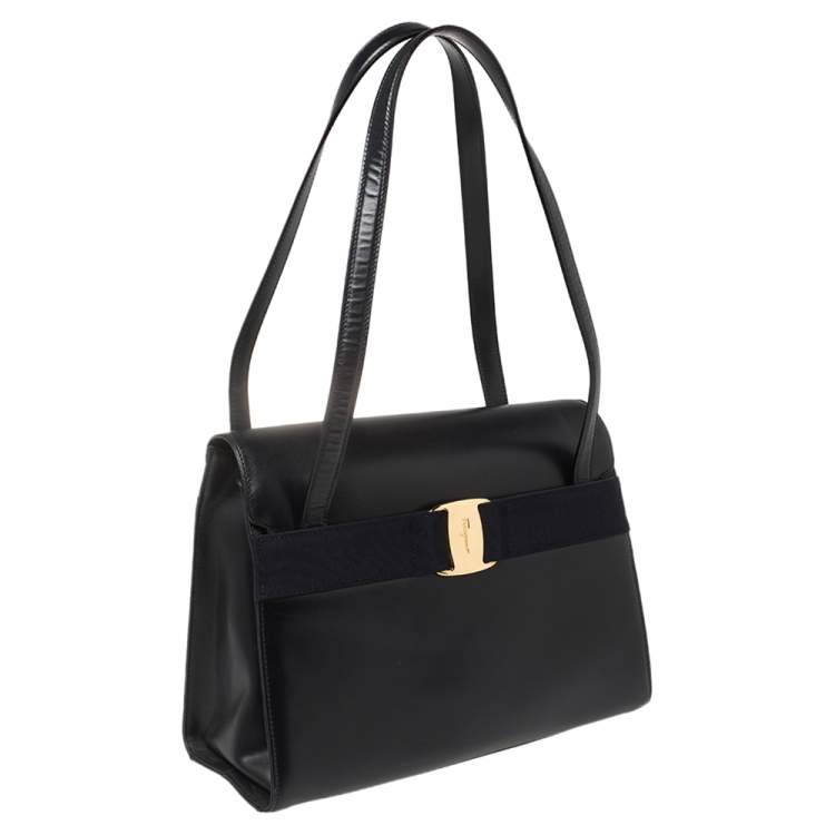 مملوكة مسبقًا Salvatore Ferragamo Navy Blue Leather Vara Bow Flap Shoulder Bag
