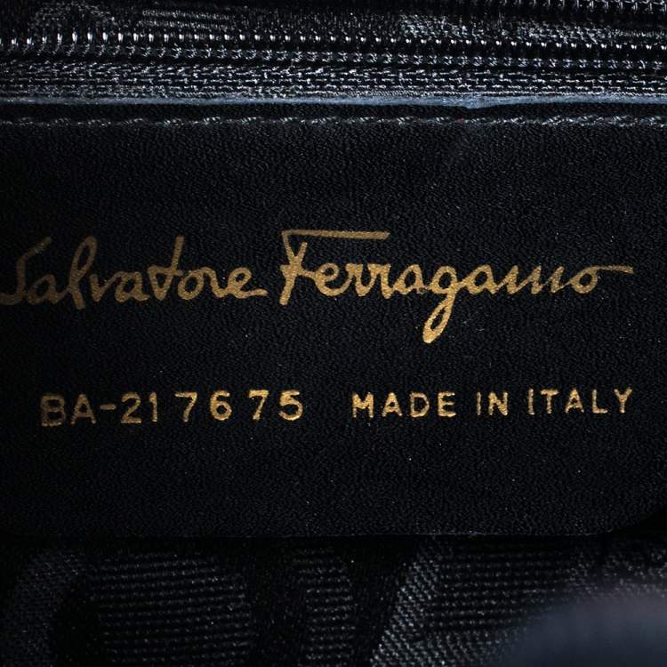 مملوكة مسبقًا Salvatore Ferragamo Navy Blue Leather Vara Bow Flap Shoulder Bag