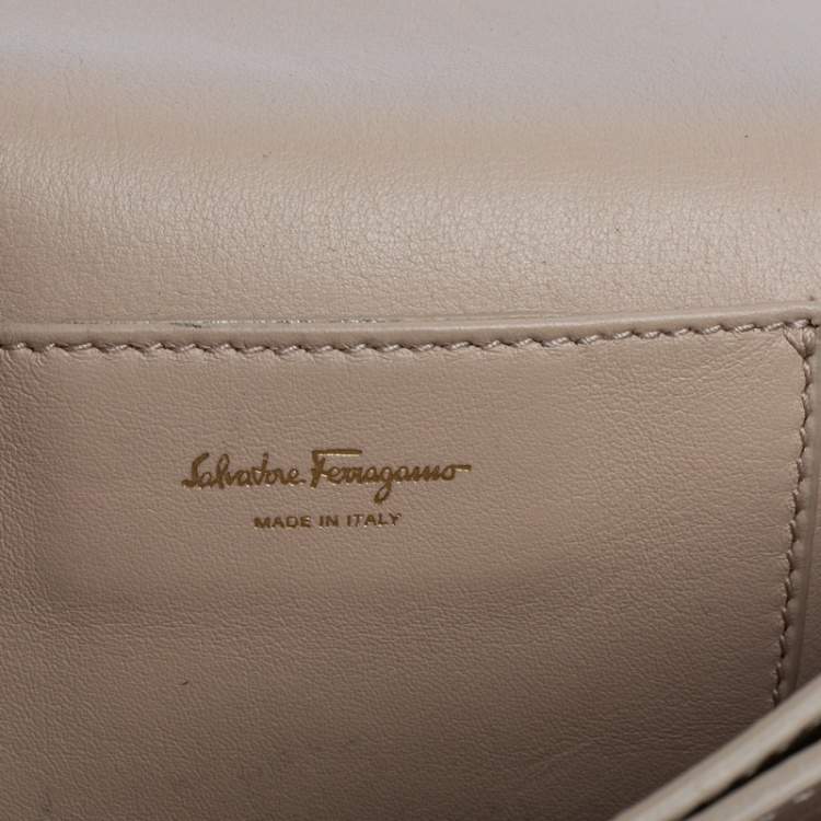 مملوكة مسبقًا Salvatore Ferragamo Metallic Gold Leather Small Ginevra Shoulder Bag