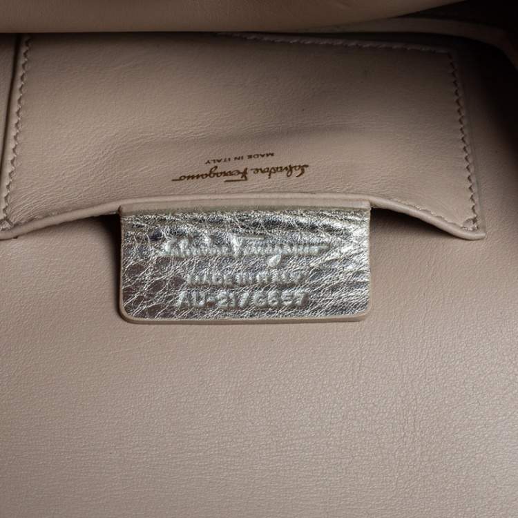 مملوكة مسبقًا Salvatore Ferragamo Metallic Gold Leather Small Ginevra Shoulder Bag
