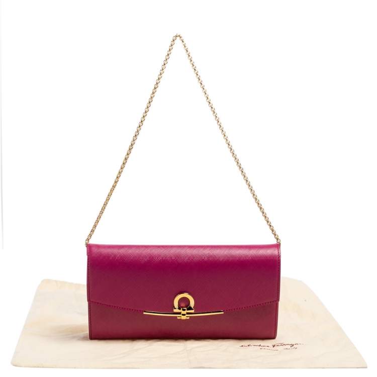مملوكة مسبقًا Salvatore Ferragamo Fuchsia Leather Gancini Chain Clutch