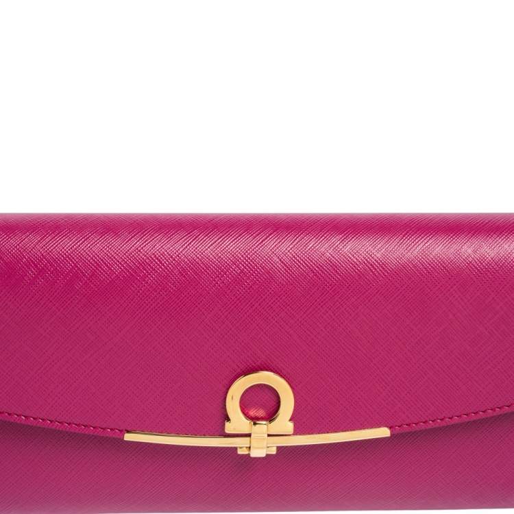 مملوكة مسبقًا Salvatore Ferragamo Fuchsia Leather Gancini Chain Clutch