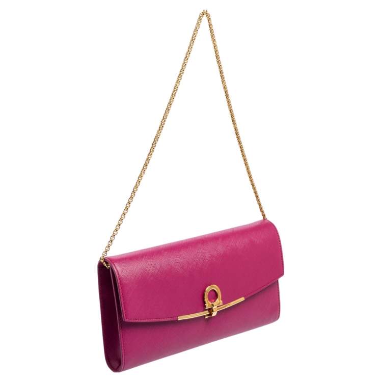 مملوكة مسبقًا Salvatore Ferragamo Fuchsia Leather Gancini Chain Clutch