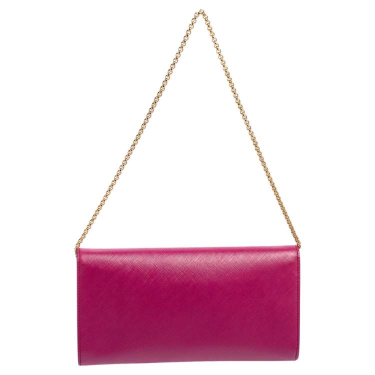 مملوكة مسبقًا Salvatore Ferragamo Fuchsia Leather Gancini Chain Clutch