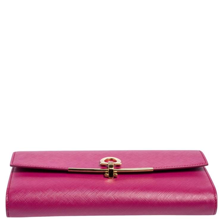 مملوكة مسبقًا Salvatore Ferragamo Fuchsia Leather Gancini Chain Clutch