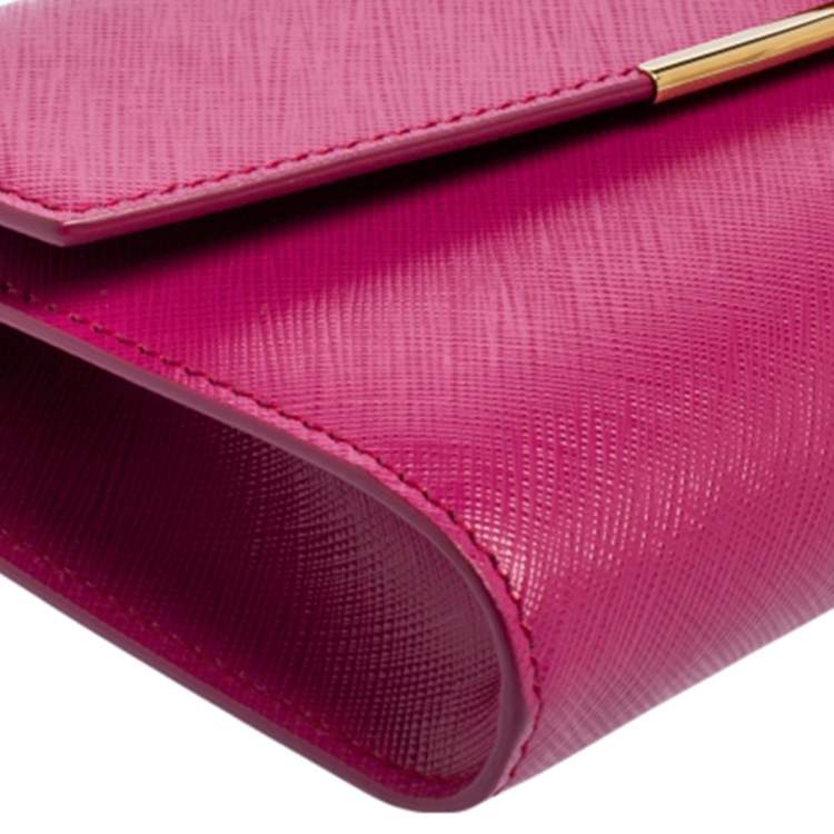 مملوكة مسبقًا Salvatore Ferragamo Fuchsia Leather Gancini Chain Clutch