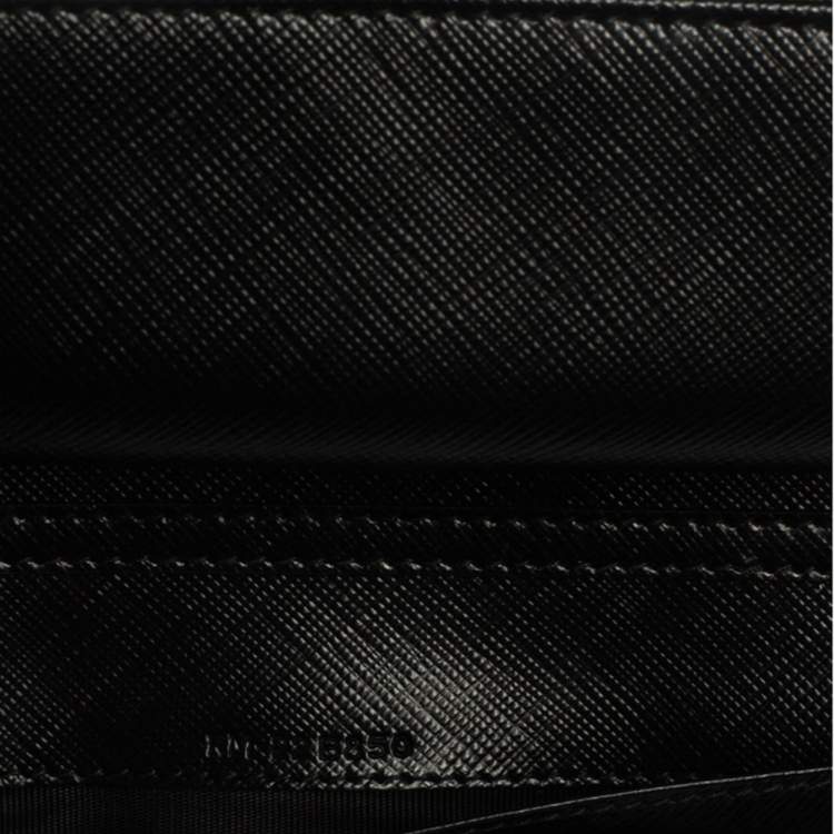 مملوكة مسبقًا Salvatore Ferragamo Black Leather Miss Vara Wallet On Chain