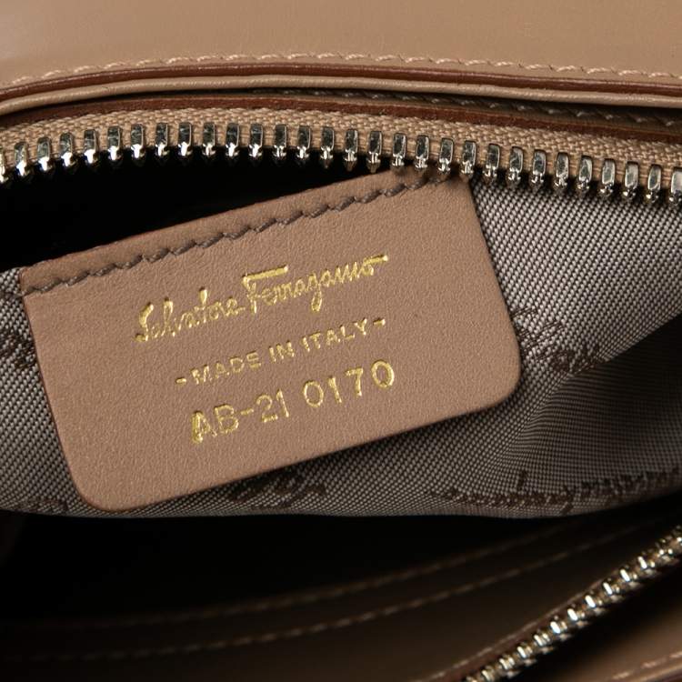مملوكة مسبقًا Salvatore Ferragamo Beige Leather Baguette