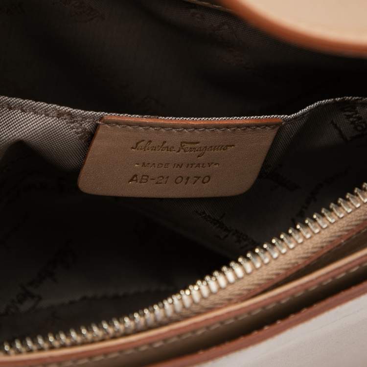 مملوكة مسبقًا Salvatore Ferragamo Beige Leather Baguette