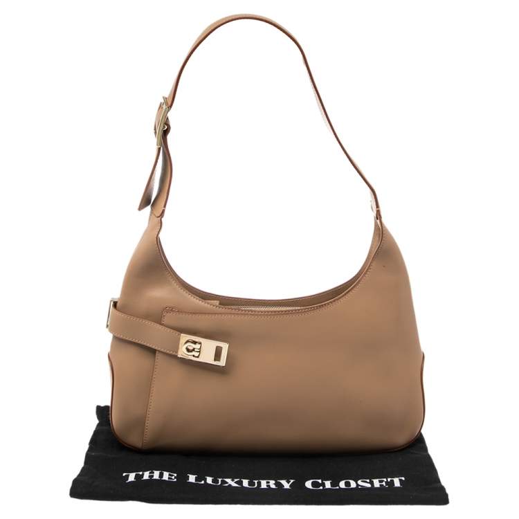 مملوكة مسبقًا Salvatore Ferragamo Beige Leather Baguette