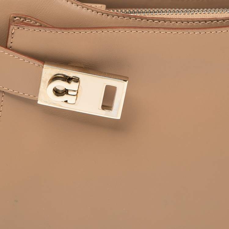 مملوكة مسبقًا Salvatore Ferragamo Beige Leather Baguette