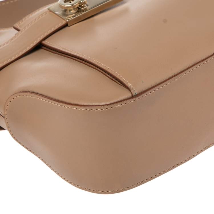 مملوكة مسبقًا Salvatore Ferragamo Beige Leather Baguette