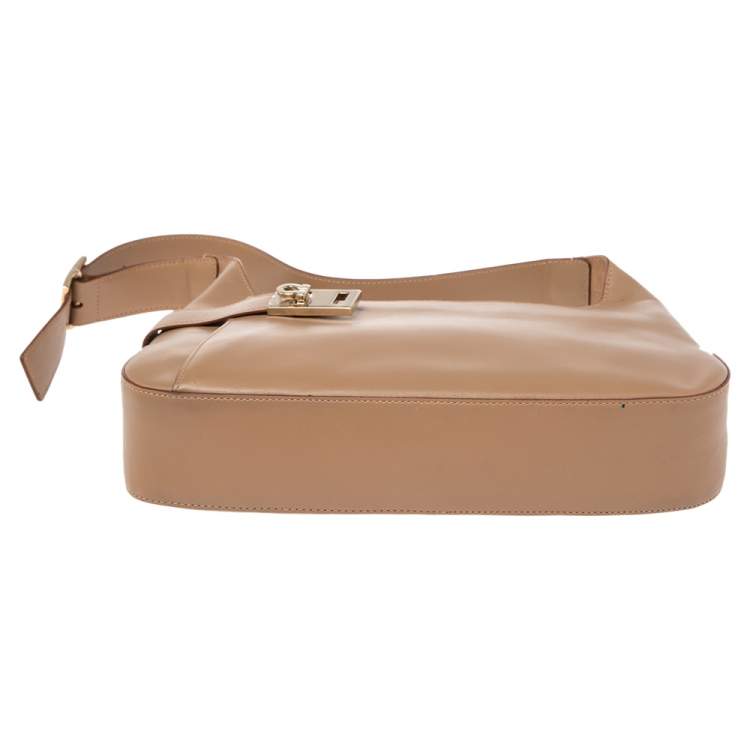 مملوكة مسبقًا Salvatore Ferragamo Beige Leather Baguette