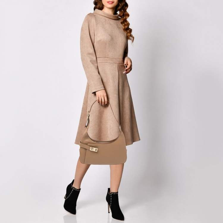 مملوكة مسبقًا Salvatore Ferragamo Beige Leather Baguette