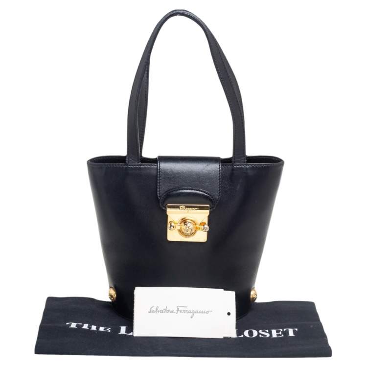Pre Owned Salvatore Ferragamo Black Leather Vintage Flap-Lock Bucket Bag 