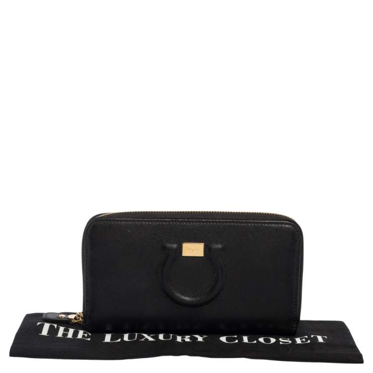 مملوكة مسبقًا Salvatore Ferragamo Black Leather Gancio Zip Around Continental Wallet