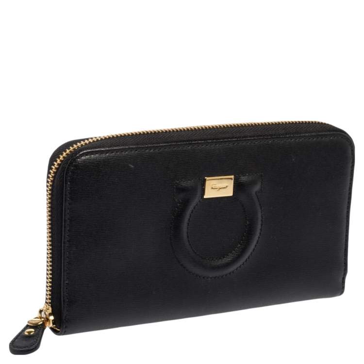 مملوكة مسبقًا Salvatore Ferragamo Black Leather Gancio Zip Around Continental Wallet