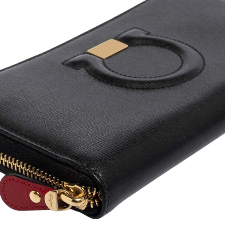 مملوكة مسبقًا Salvatore Ferragamo Black Leather Gancio Zip Around Continental Wallet