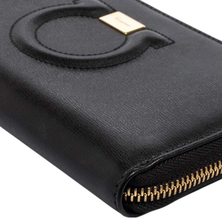 مملوكة مسبقًا Salvatore Ferragamo Black Leather Gancio Zip Around Continental Wallet