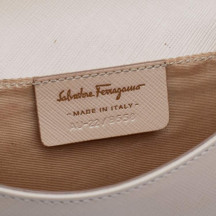 مملوكة مسبقًا Salvatore Ferragamo Beige Patent Leather Vara Bow Chain Shoulder Bag
