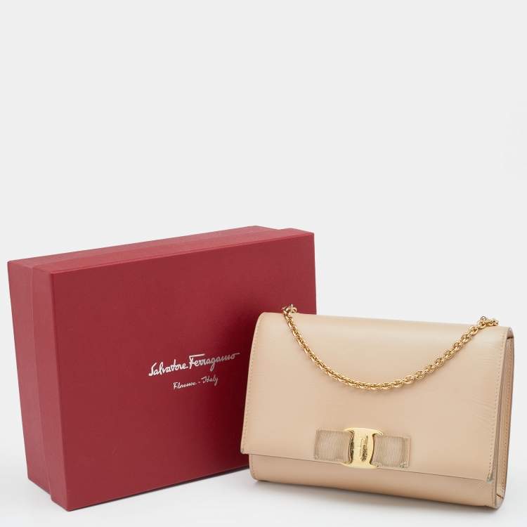 مملوكة مسبقًا Salvatore Ferragamo Beige Patent Leather Vara Bow Chain Shoulder Bag